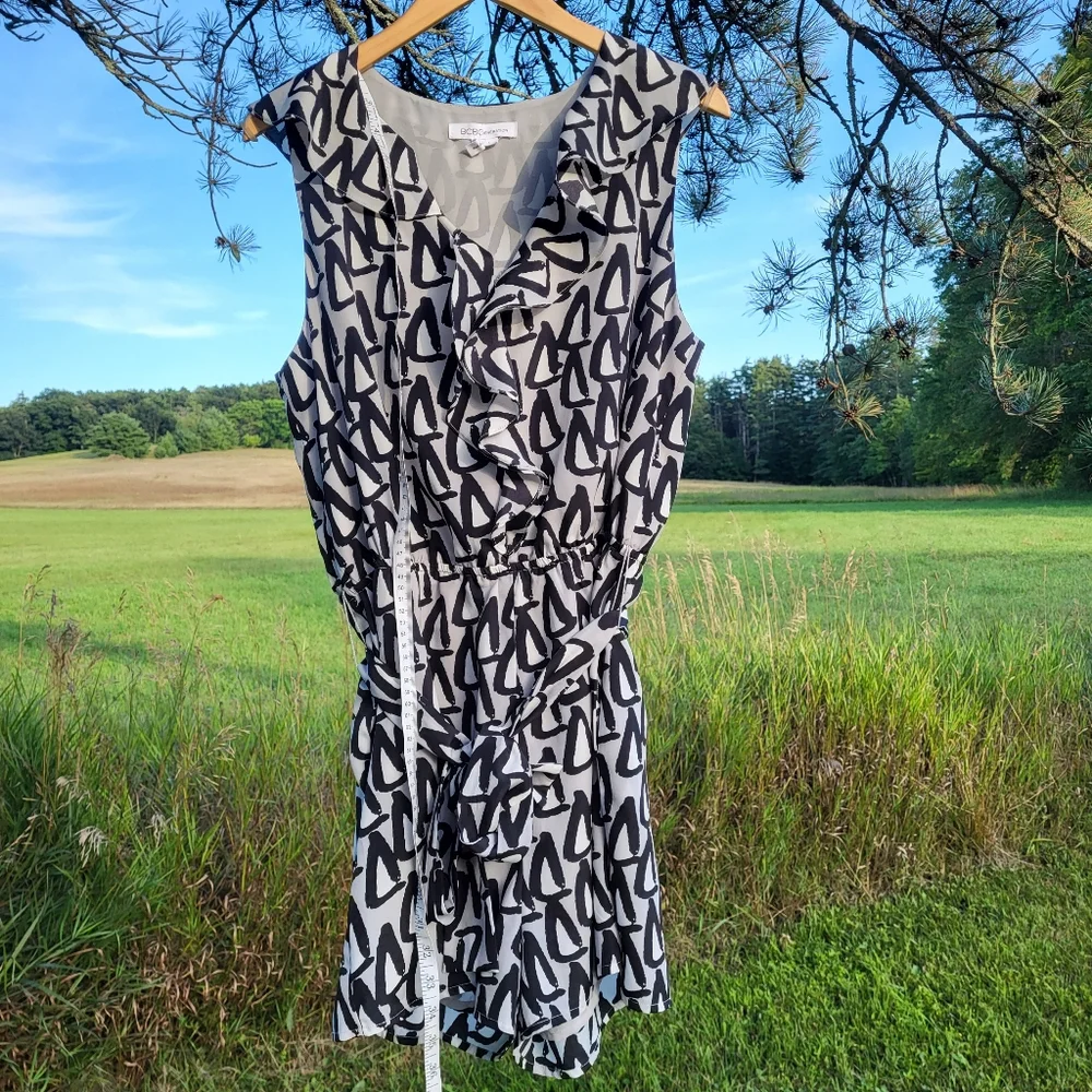 BCBGeneration belted black grey white Triangle print ruffled sleeveless romper - Picture 6 of 9